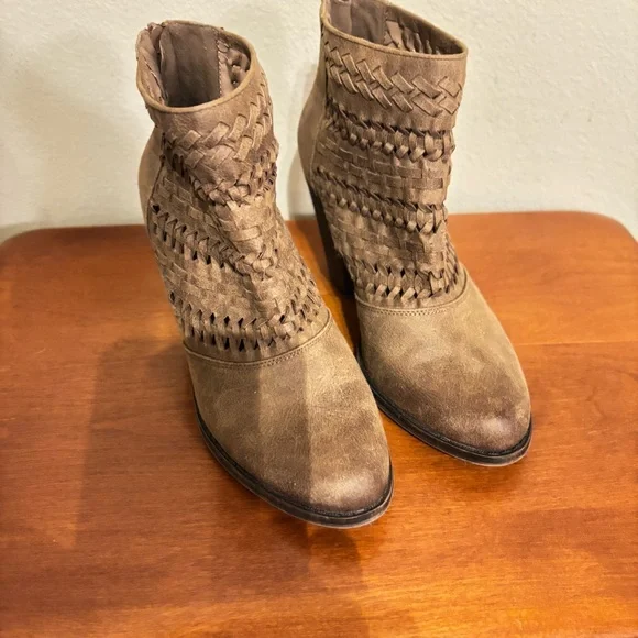 New Fergalicious Fergie Wanderer Booties Block Heel Women's Ankle Boots … - Picture 2 of 10